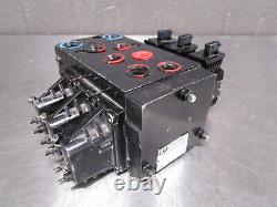 (New with damage) EP 59J4549 3 Spool Hydraulic Directional Control Valve 10R-05309